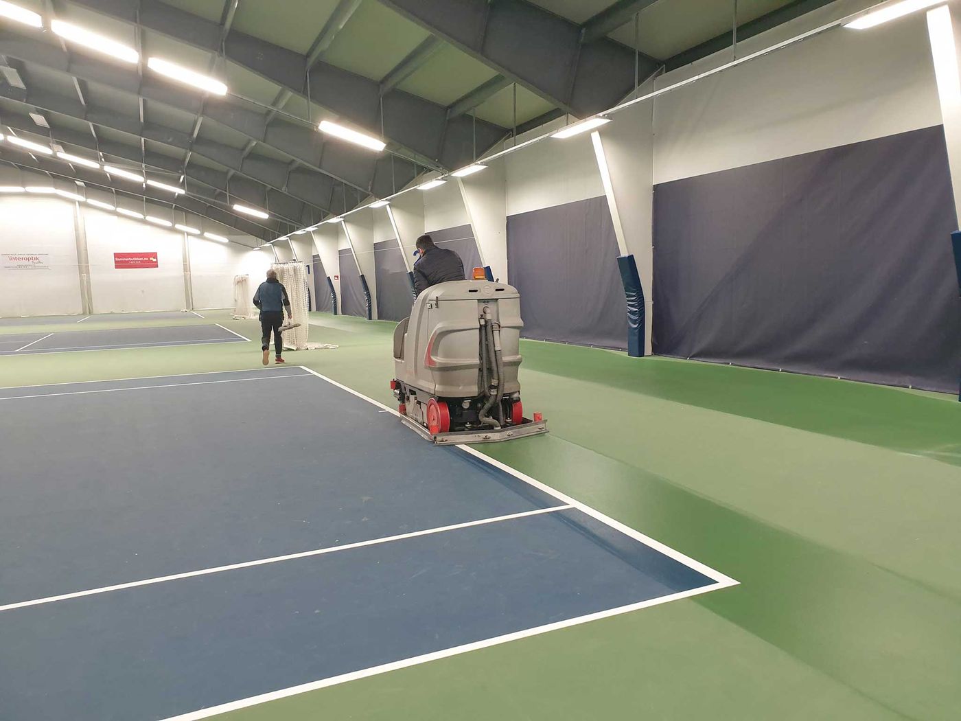 Innendørs tennishall hos Nesodden Tennisklubb etter rengjøring.