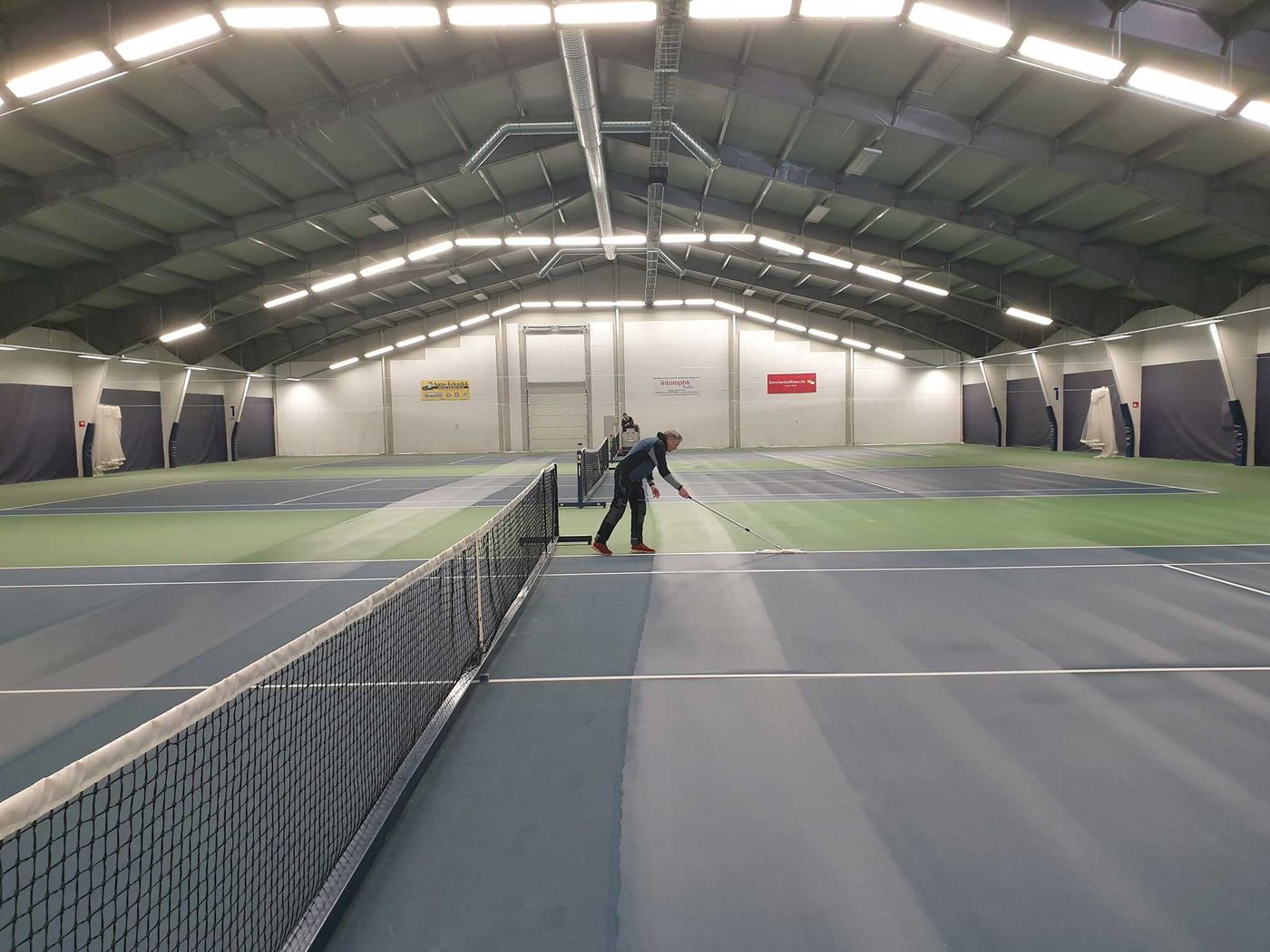 Innendørs tennishall hos Nesodden Tennisklubb etter rengjøring.