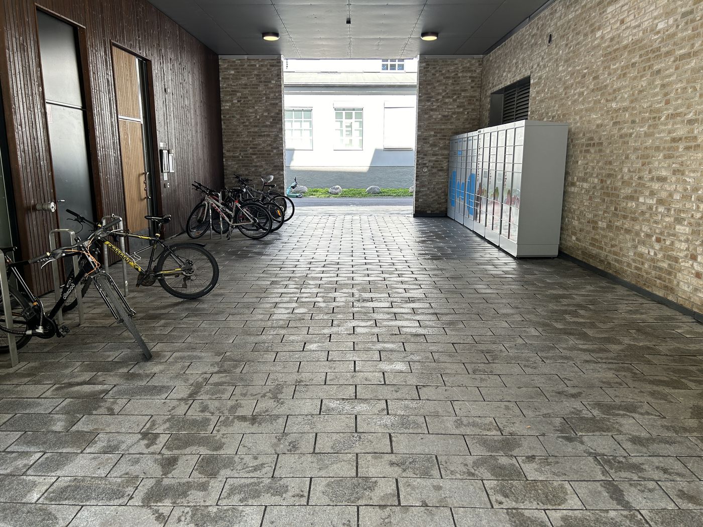 Nyspylt gårdsplass med belegningsstein.